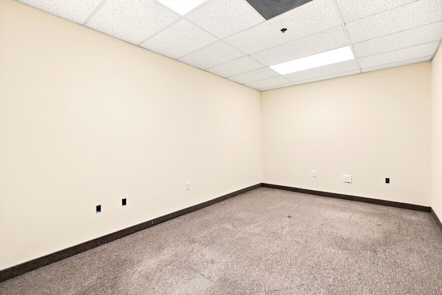 More Photos Of 2721 NW 19th St, Pompano Beach Showroom For Lease