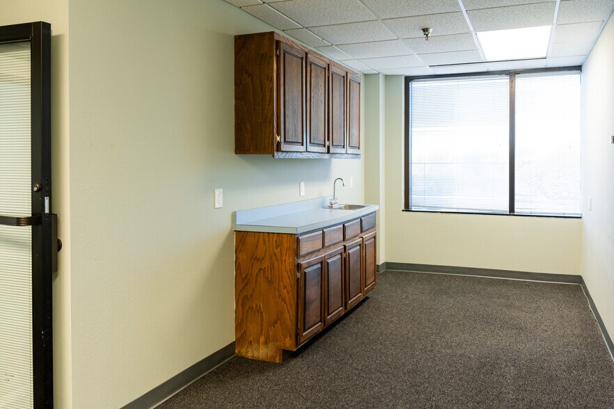 More Photos Of 407 N Cedar Ridge Dr, Duncanville Office Residential For Lease