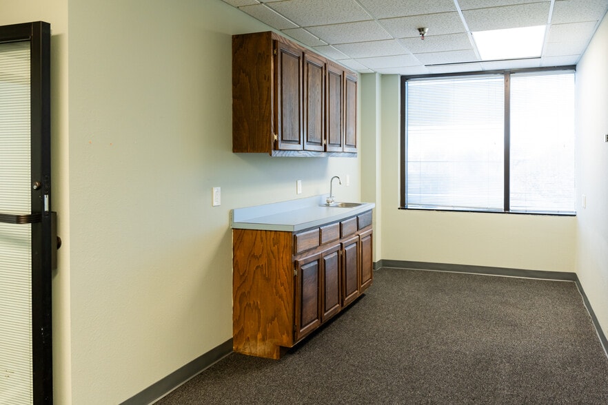 More Photos Of 407 N Cedar Ridge Dr, Duncanville Office Residential For Lease