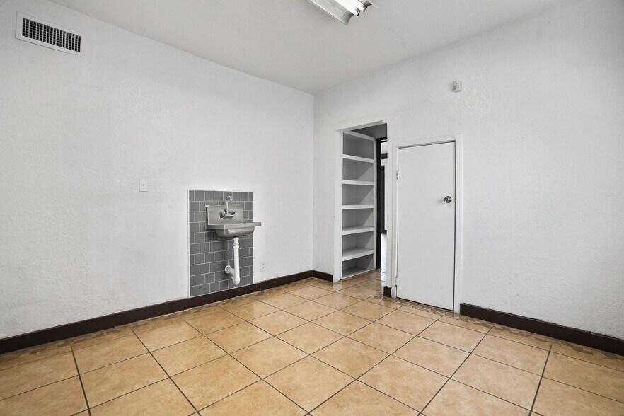 More Photos Of 2422 Montana Ave, El Paso Storefront Retail Office For Sale