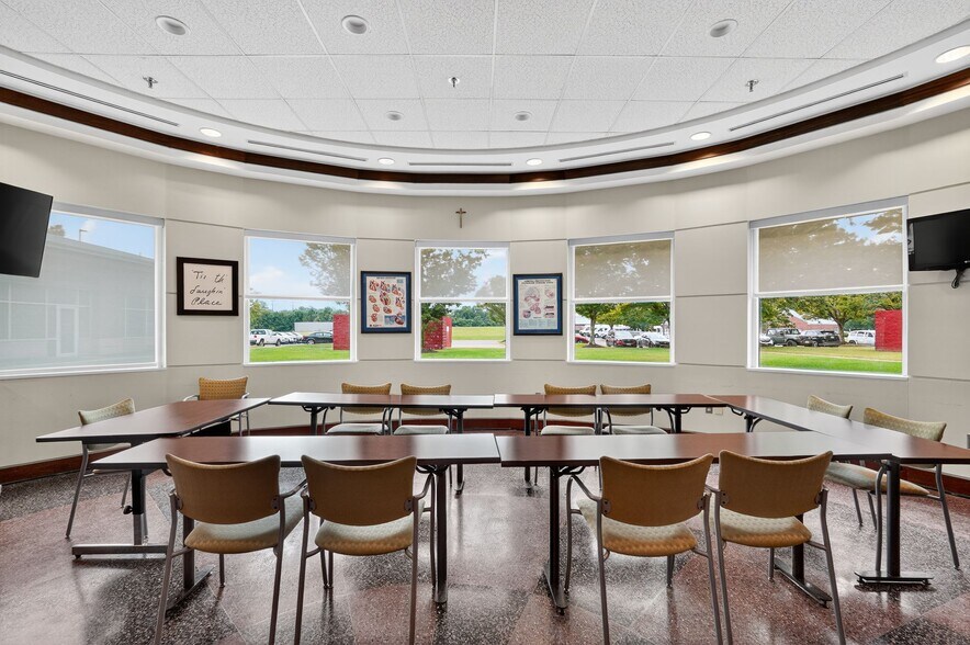 More Photos Of 8220 Meadowbridge Rd, Mechanicsville Medical For Lease