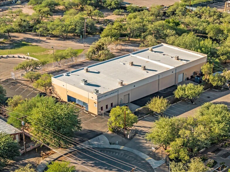 More Photos Of 1401 N Bailey Ln, Tucson Showroom For Sale