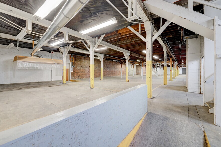 More Photos Of 309 South St, Pella Industrial For Sale