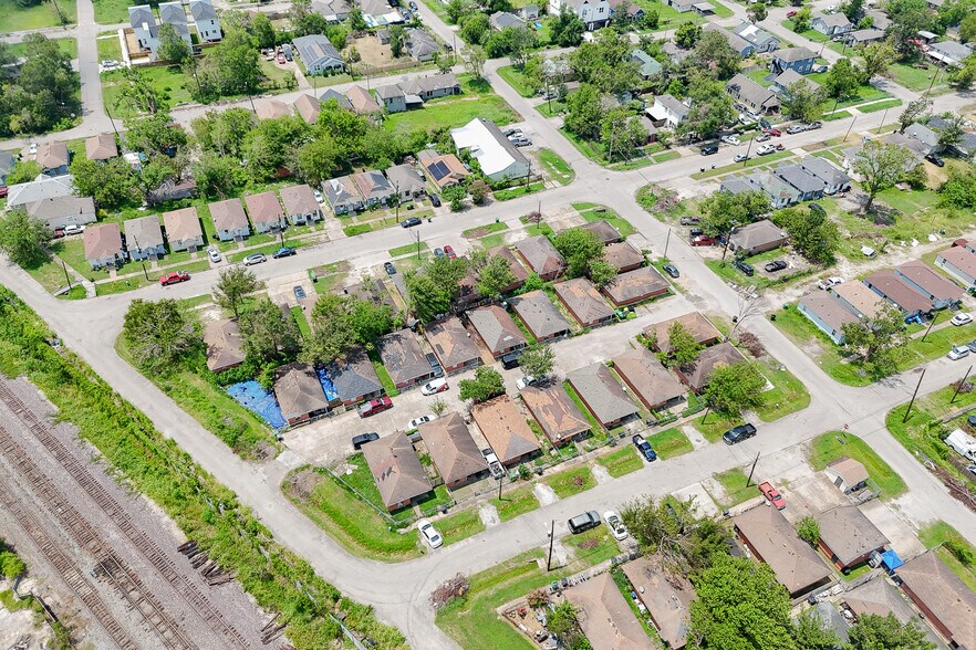 More Photos Of 2101 Hutton St, Houston Apartments For Sale