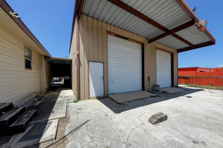 More Photos Of 113 W Lindbergh Blvd, Universal City Service For Sale