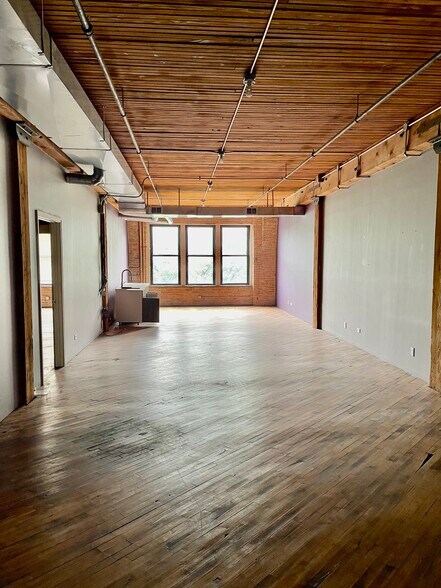 More Photos Of 2150 S Canalport Ave, Chicago Loft Creative Space For Lease