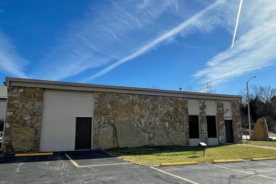 More Photos Of 19605 E 40 Hwy, Independence Warehouse For Sale