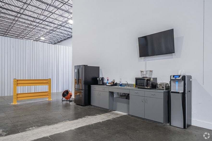 More Photos Of 12510 W Airport Blvd, Sugar Land Distribution For Lease