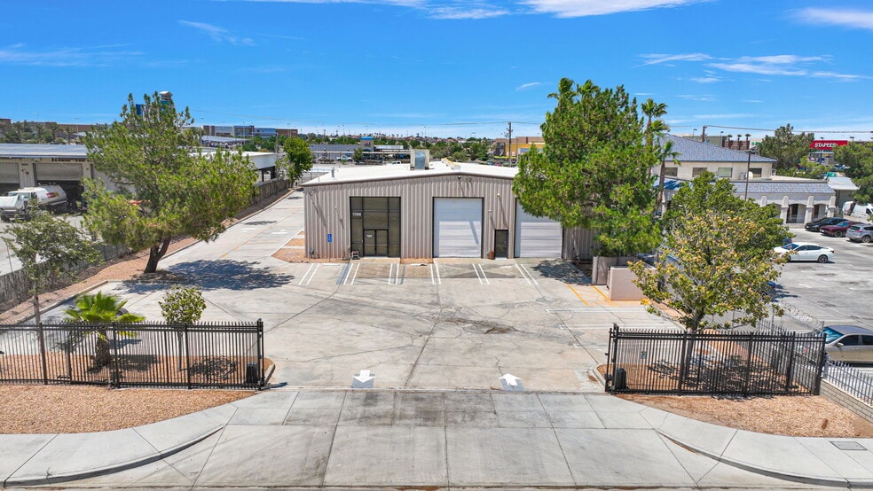 Primary Photo Of 11768 Mariposa Rd, Hesperia Service For Lease