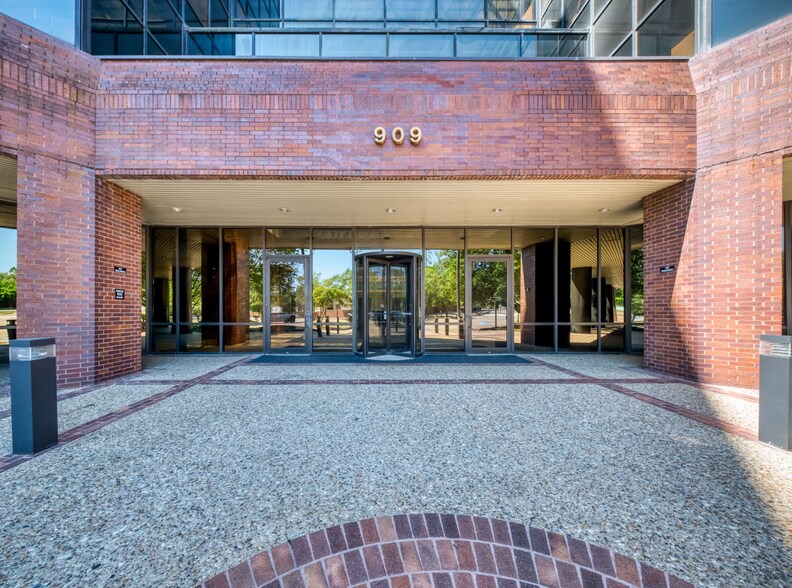 More Photos Of 909 ESE Loop 323, Tyler Office For Sale