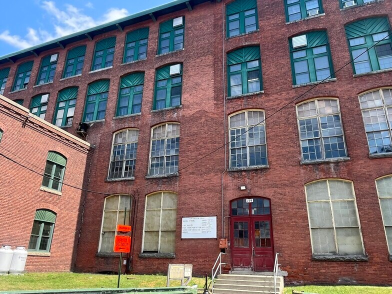 More Photos Of 159 Singleton St, Woonsocket Manufacturing For Lease