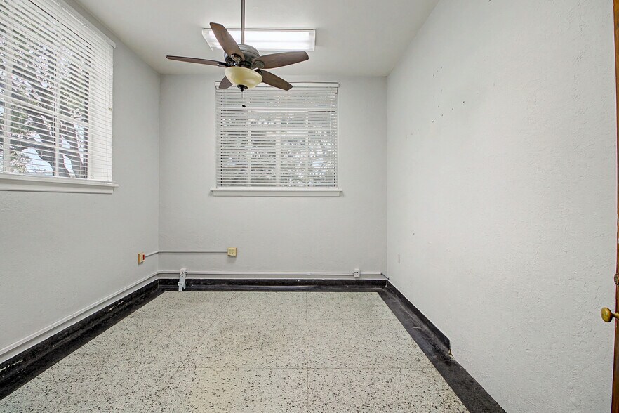 More Photos Of 903 S Texas Ave, College Station Office For Lease