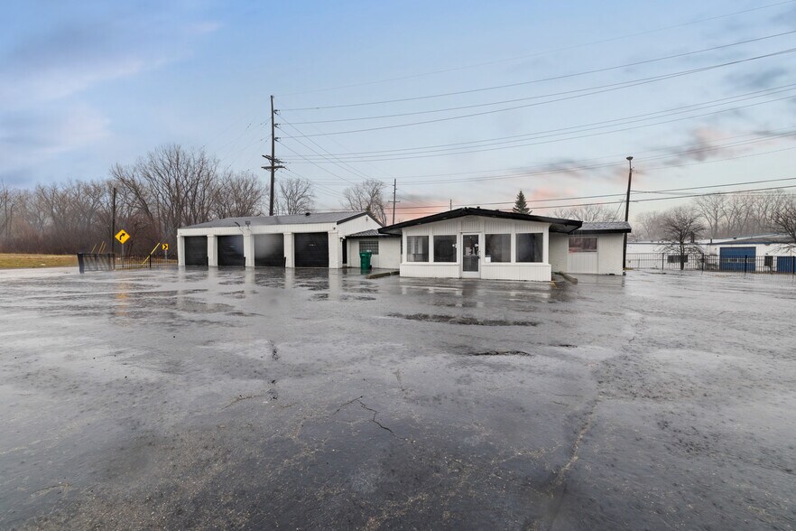 Primary Photo Of 2020 Dixie Hwy, Waterford Freestanding For Lease