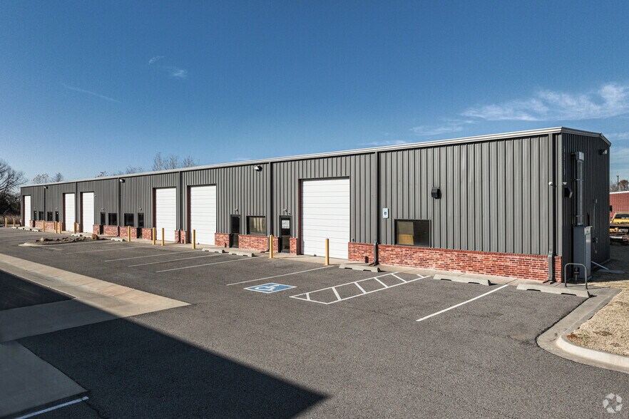 More Photos Of 4210 Classen Cir, Norman Warehouse For Lease