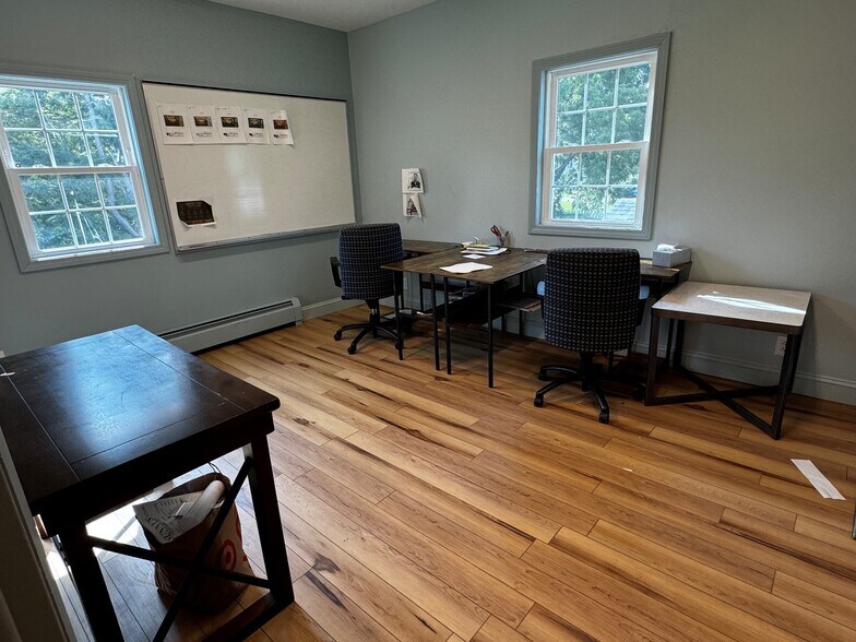 More Photos Of 70 Ridge Rd, Ontario Showroom For Lease