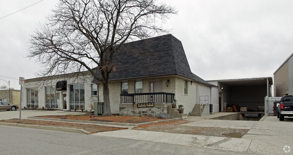 More Photos Of 10691 Kenwood Rd, Cincinnati Showroom For Lease