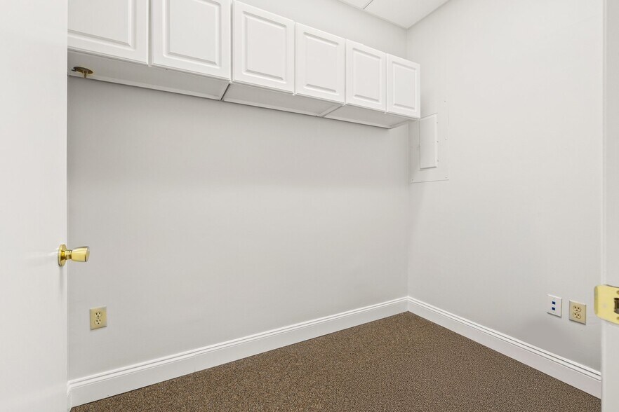 More Photos Of 3023 Eastland Blvd, Clearwater Office For Sale