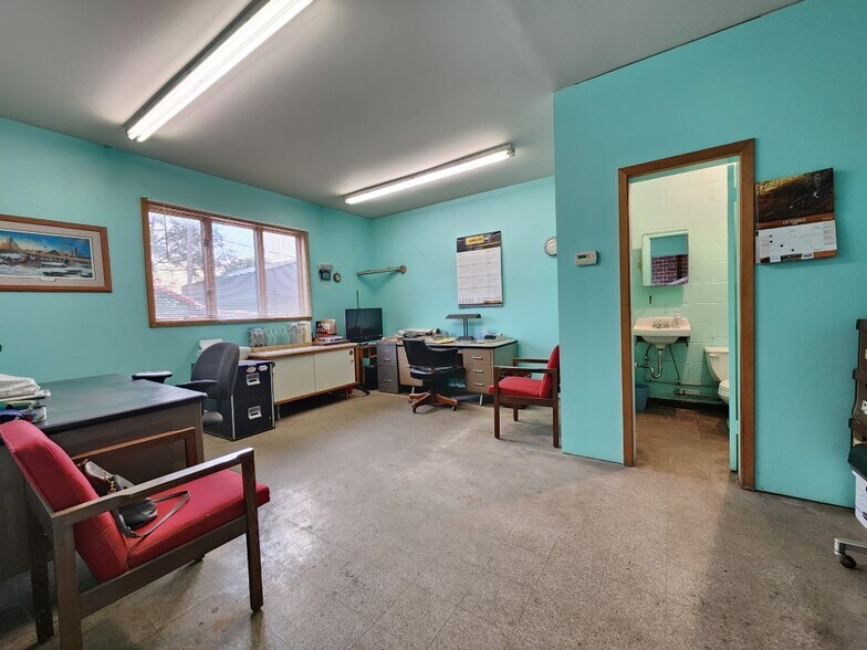 More Photos Of 708-712 S Jefferson Ave, Mason City Flex For Sale