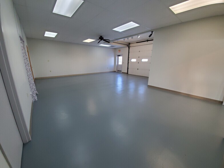 More Photos Of 1804 N Towanda Barnes Rd, Bloomington Flex For Lease
