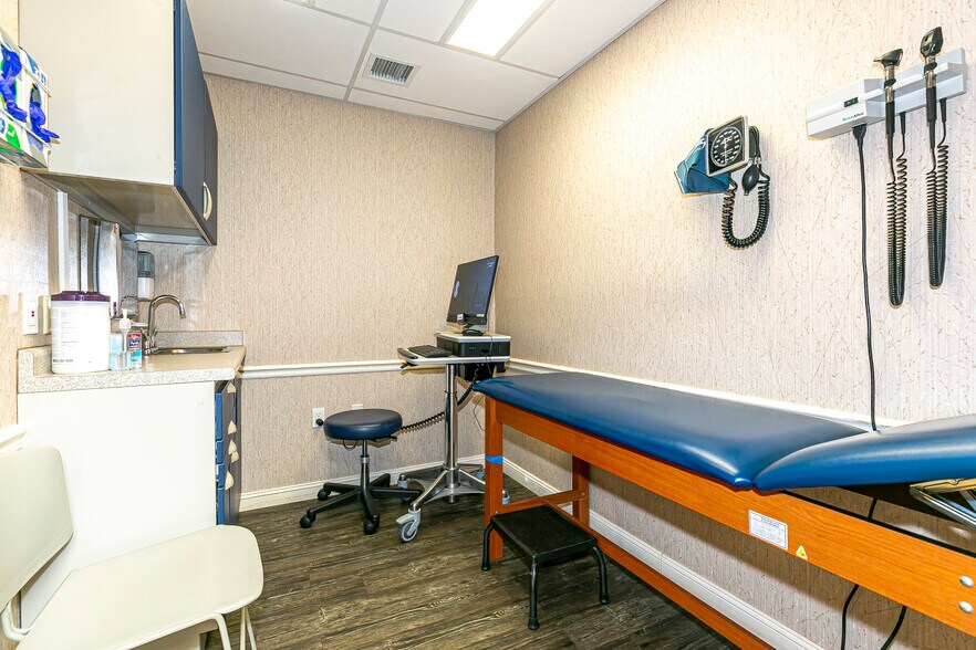 More Photos Of 986-990 Sunrise Hwy, Babylon Medical For Sale