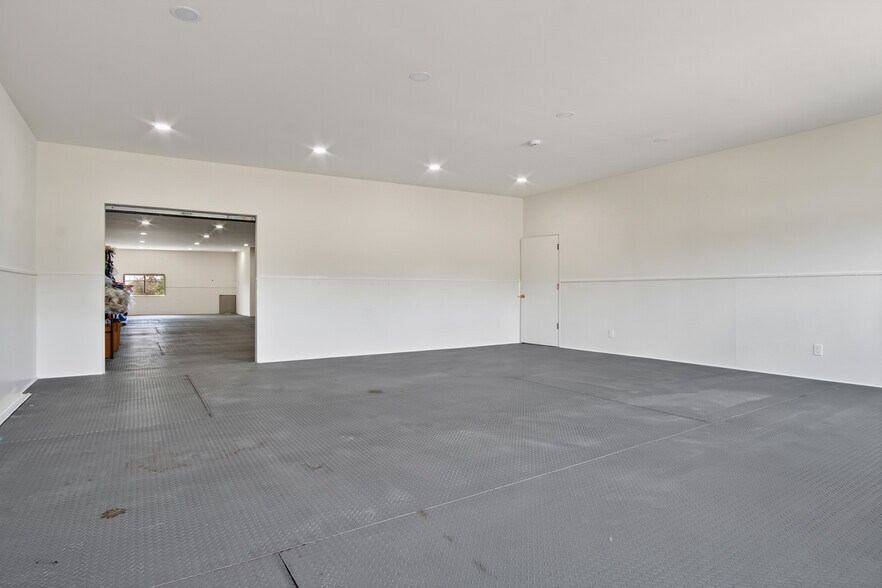 More Photos Of 10650-10658 Burbank Blvd, North Hollywood Food Processing For Lease