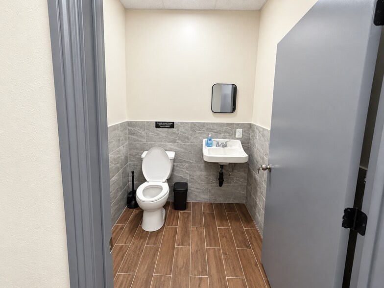 More Photos Of 1619-1623 S Minnie St, Santa Ana Flex For Lease