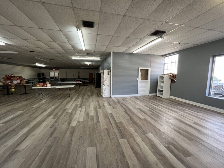 More Photos Of 111 W Ridgeley St, Atmore Storefront For Sale