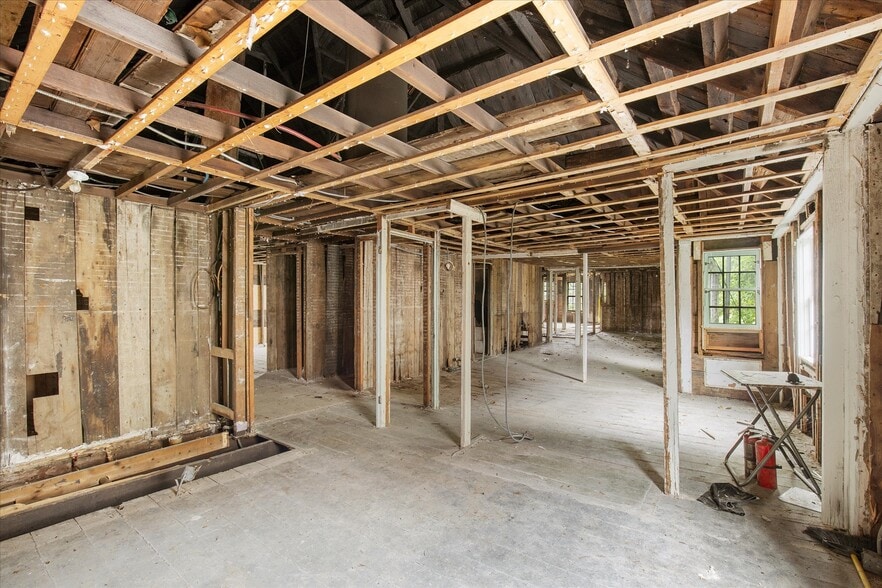 More Photos Of 70 Main St, Wellfleet Hotel For Sale