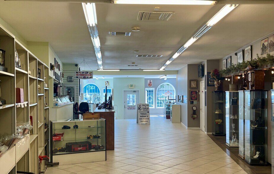 More Photos Of 24336 Main St, Newhall General Retail For Lease