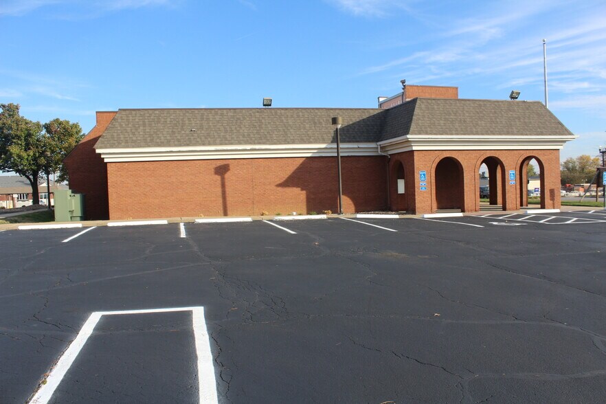 More Photos Of 311 S Main St, O'Fallon Office For Sale