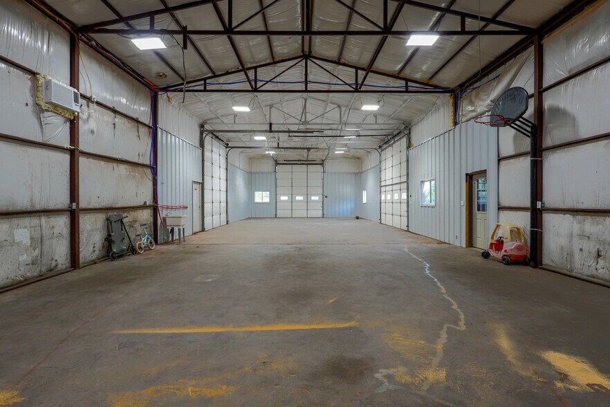 More Photos Of 352247 E 1040, Prague Auto Repair For Lease