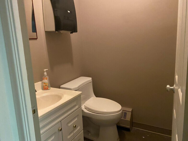 More Photos Of 115-119 Cedar St, Greater Sudbury General Retail For Sale