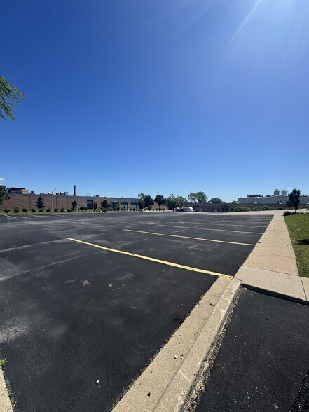 More Photos Of 621 Busse Rd, Bensenville Warehouse For Lease