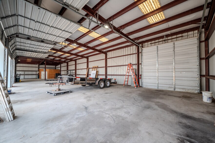 More Photos Of 619 E Jackson St, El Campo Warehouse For Sale