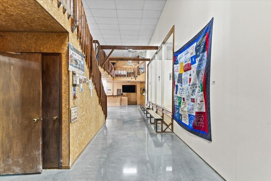 More Photos Of 309 E Springbrook Dr, Johnson City Flex For Lease