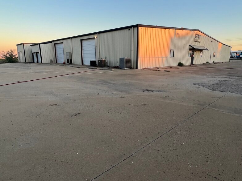 More Photos Of 10100 Hicks Field Rd, Fort Worth Warehouse For Lease