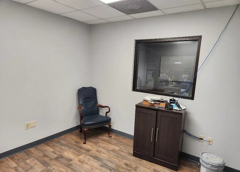 More Photos Of 10901 Carpet St, Charlotte Warehouse For Lease