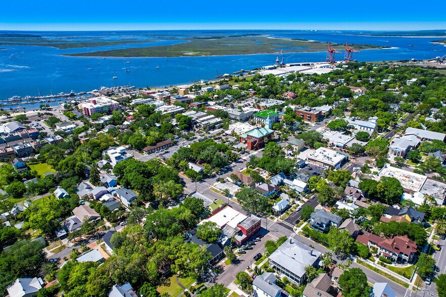 More Photos Of 516 Ash St, Fernandina Beach Freestanding For Lease