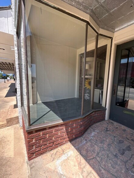 More Photos Of 1026 Military Ave, Baxter Springs Storefront For Sale