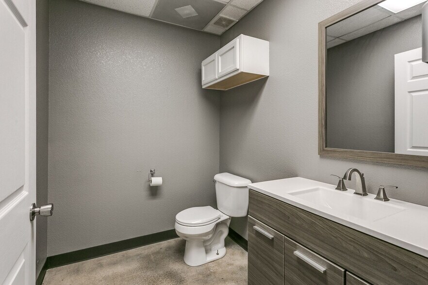 More Photos Of 3212 E Walnut St, Tecumseh Flex For Sale