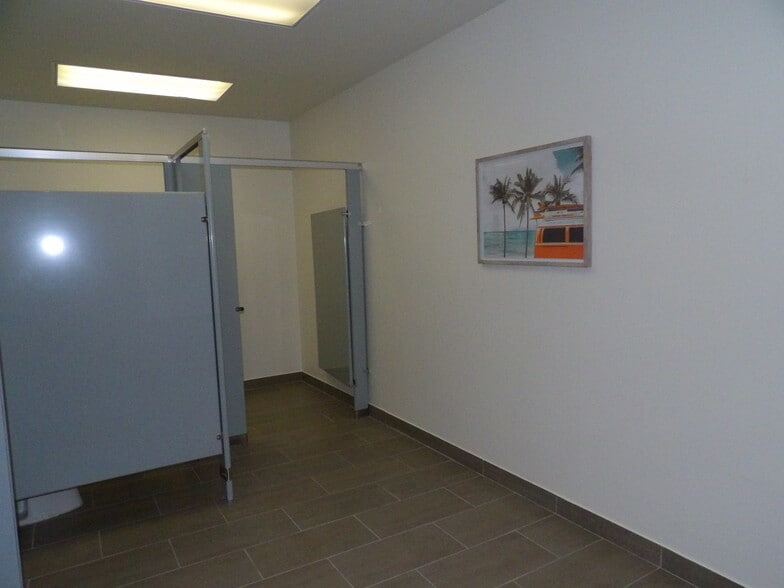 More Photos Of 11500 Pellicano Dr, El Paso Showroom For Lease