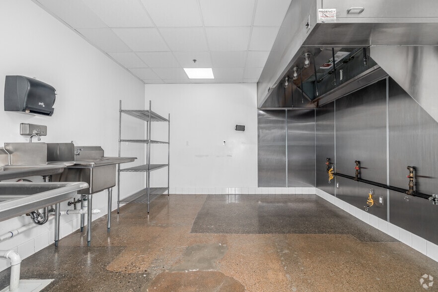 More Photos Of 14435 Victory Blvd, Van Nuys Health Club For Lease