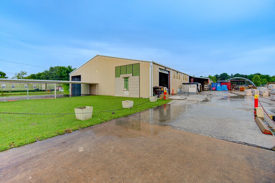 More Photos Of 1100 S Persimmon St, Tomball Warehouse For Sale