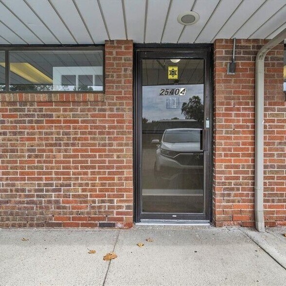 More Photos Of 25400-25430 Goddard Rd, Taylor Medical For Sale