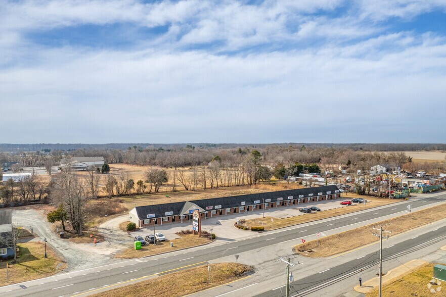 More Photos Of 5609-5621 Dupont Pky, Smyrna Office For Lease