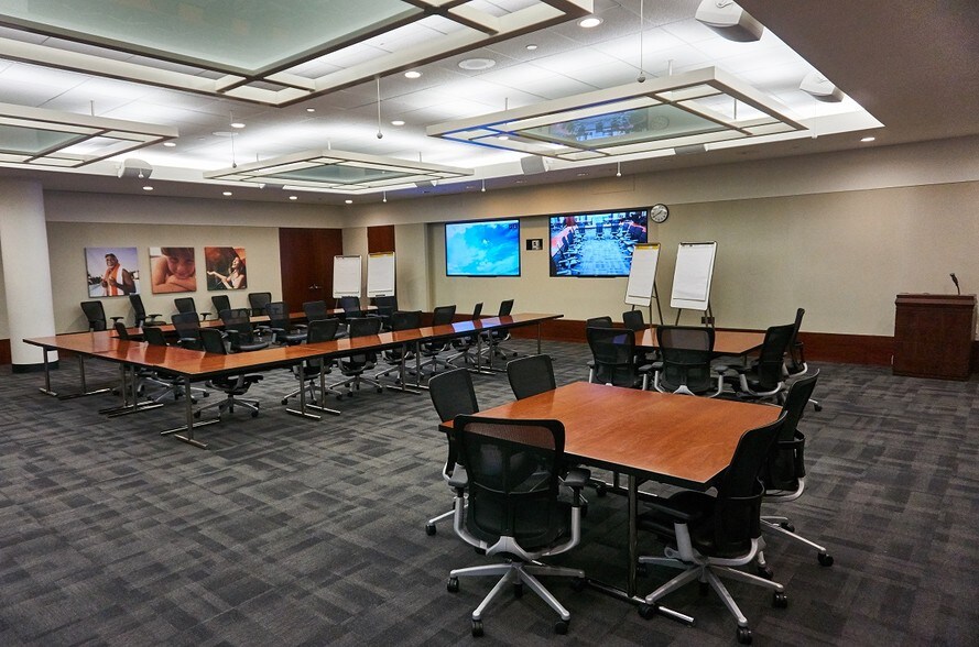 More Photos Of 120 Monument Cir, Indianapolis Office For Lease