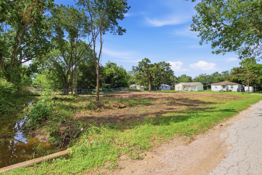 More Photos Of 320 S S Wilcox St, Rockdale Auto Dealership For Sale