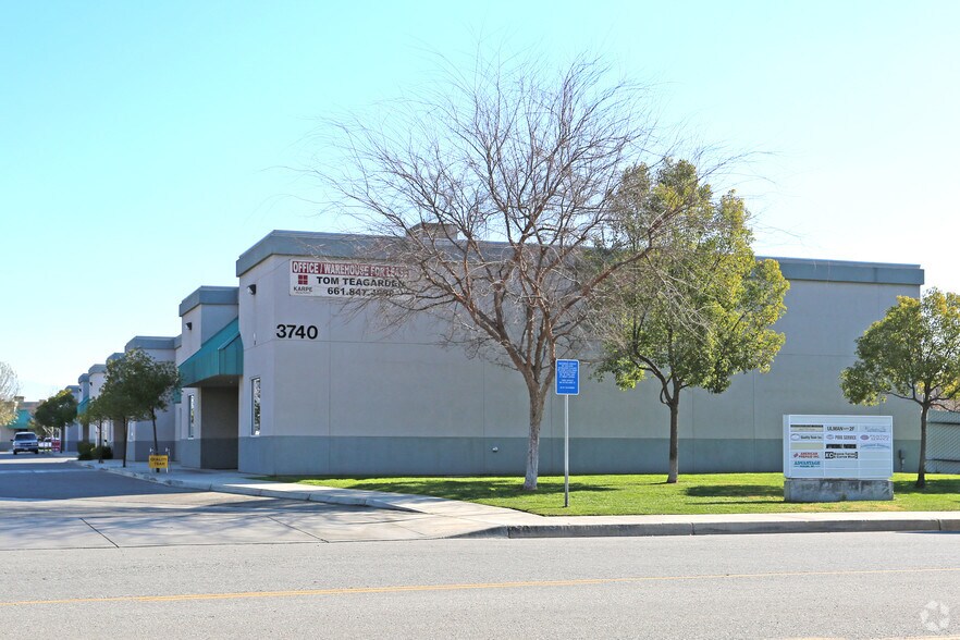 More Photos Of 3740 N Sillect Ave, Bakersfield Light Manufacturing For Lease