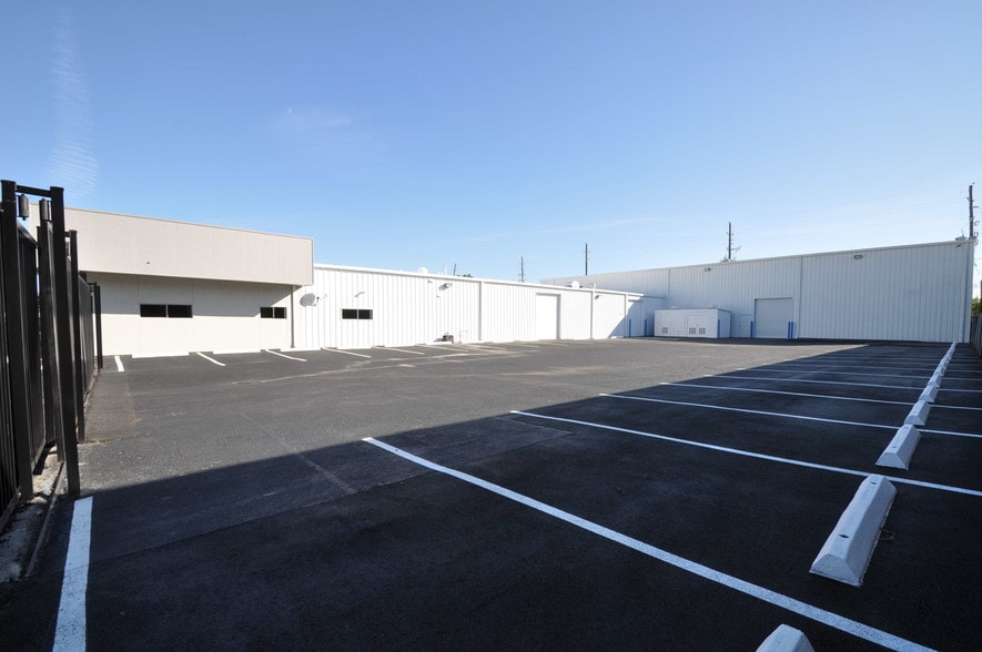More Photos Of 5829 Beverly Hill St, Houston Warehouse For Lease