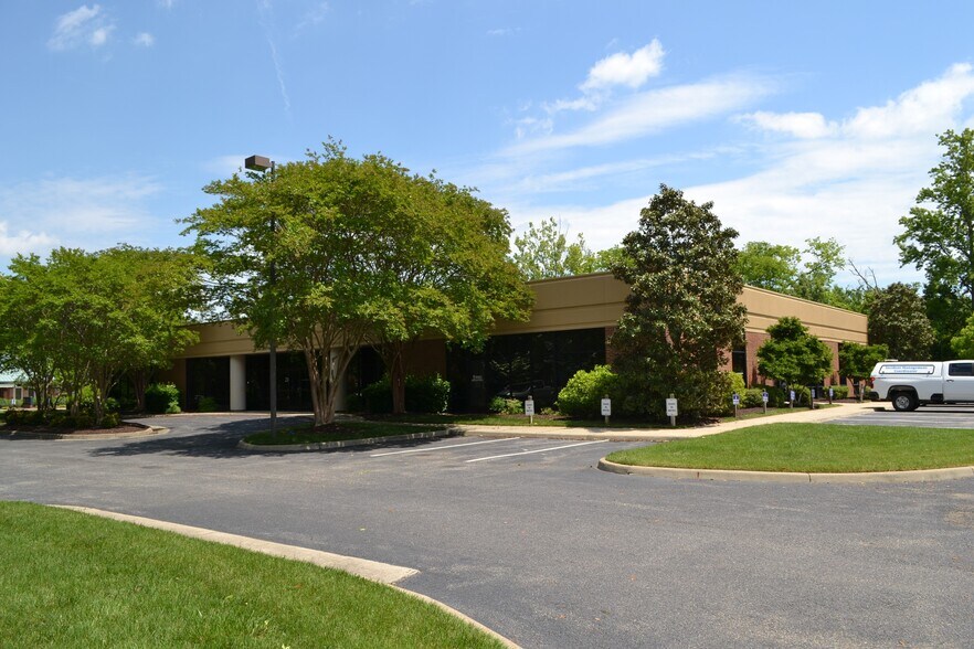 More Photos Of 21 Manhattan Sq, Hampton Office For Sale